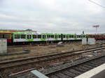 Schon seit einiger Zeit sind mehrere Viertelzüge der Baureihe 481/482 mit Werbung unterwegs. Dieses Exemplar bewirbt eine Stellenbörse für Ausbildungsplätze und kommt in frischem grün und weiß daher.