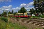 BR 481/860307/auf-dem-weg-zum-flughafen-ber Auf dem Weg zum Flughafen BER ist 481 456 am 11.08.2024 in der Nhe des Haltepunkts Johannisthal unterwegs.