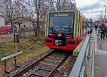 Anlsslich der Einfhrung der neuen Berliner S-Bahn-Zge ist die Einheit 483 001 mit einer entsprechenden Botschaft beschriftet worden. Am 06.01.2021 steht der Zug auf seiner derzeitigen Stammstrecke, der Linie S47, im Endbahnhof Spindlersfeld.