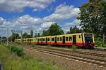 br-483484/860311/auf-den-meisten-linien-die-ueber Auf den meisten Linien, die ber den Berliner S-Bahn-Ring fahren sind die neuen Fahrzeuge der Baureihen 483 und 484 unterwegs. 483 013 fhrt hier einen Dreiviertelzug der Linie S8 in Richtung Grnau.