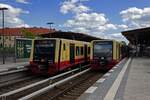 br-483484/860315/am-11082024-begegnen-sich-im-bahnhof Am 11.08.2024 begegnen sich im Bahnhof Baumschulenweg zwei Zge der Baureihe 484 auf der Linie S46: 484 015 (links) fhrt in Richtung Tempelhof, whrend 484 062 in Richtung Grnau unterwegs ist.