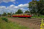 et-165/860313/lange-zeit-war-in-berlin-kein Lange Zeit war in Berlin kein historischer S-Bahn-Zug auf dem ffentlichen Netz zugelassen. Seit 2023 sind zwei Viertelzge unterschiedlicher Bauarten wieder mit gltigen Fristen unterwegs. Im Rahmen der Feierlichkeiten zum 100-jhrigen Jubilum der S-Bahn waren der Stadtbahner 475 605 und ET 3839 Bln der Baureihe ET 167 auf mehreren Sonderfahrten unterwegs, so wie hier bei Johannisthal auf dem Weg in Richtung Flughafen BER.