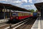 et-167/860317/die-aeltesten-betriebsfaehigen-s-bahn-fahrzeuge-treffen-auf Die ltesten betriebsfhigen S-Bahn-Fahrzeuge treffen auf einen Vertreter der neuesten Generation: ET 3839 Bln fhrt in Baumschulenweg ein, whrend auf dem Nebengleis 484 010 als S47 in Richtung Spindlersfeld auf die Abfahrt wartet.