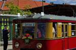 et-167/860318/anlaesslich-des-100-jubilaeums-der-s-bahn Anlsslich des 100. Jubilums der S-Bahn Berlin wurden die eingesetzten historischen Fahrzeuge mit einem Kranz und Fahnen geschmckt fr Sonderfahrten eingesetzt. Auf dem Weg vom Flughafen BER in Richtung Nordbahnhof (historisch korrekt als Stettiner Bf. beschildert) steht der sehr gut besuchte Sonderzug in Baumschulenweg, wo der Schaffner in Krze das Signal zur Abfahrt geben wird.