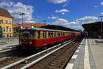 et-167/860319/bei-bestem-wetter-verlaesst-der-sonderzug Bei bestem Wetter verlsst der Sonderzug der Berliner S-Bahn am 11.08.24 Baumschulenweg. Gut ist der farbliche Unterschied zwischen dem Zustand der 1930er-Jahre am ET 167 (inklusive blau markierter zweiter Klasse) und dem im letzten Betriebszustand der spten 1990er restaurierten 475 am Zugschluss erkennbar.