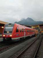 612 577 steht am 11.10.2012 in Oberstdorf fr die Fahrt nach Ulm Hbf bereit.