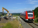 BR 612 qRegioSwingerq/523208/das-bahnhofsegbaeude-von-grimmenthal-ist-vor Das Bahnhofsegbäude von Grimmenthal ist vor Kurzem den Baggern zum Opfer gefallen, am 12.7.16 passiert RE 7 nach Würzburg in Gestalt von 612 134 die Überbleibsel.