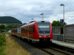 Ein zweiteiliger RE nach Würzburg fährt am 12.7.16 in Grimmenthal auf Gleis 3 ein, vorne ist dabei 612 146.