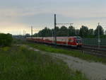 Dreiteiliger RE1 (vorderer Zugteil nach Glauchau) am Nachmittag des 19. Mai 2017 an der Unterführung bei Azmannsdorf.