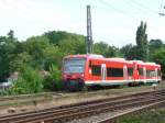 650 113 der RAB ZugBus erreicht gemeinsam mit einem Schwesterfahrzeug als Regionalbahn den Bodenseedamm in Lindau.