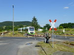 Zwei RS der STB überqueren am 20.7.16 den mittleren der drei Bahnübergänge am Ostende des Bahnhofs Grimmenthal.