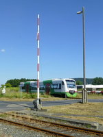 br-650-regio-shuttle-rs1/527931/vt-46-nach-eisfeld-ueberfaehrt-am VT 46 nach Eisfeld überfährt am 20.7.16 den südlichsten der drei Bahnübergänge in Grimmenthal.