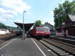 152 022 durchfhrt mit einem Gterzug den Bahnhof Linz (Rhein).