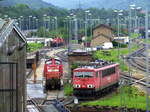 Im Güterbereich des Bahnhofs Saalfeld stehen 155 158, 294 634 und einige Gravitas.