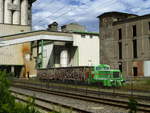 Lok 4 [Baureihe V22, NVR-Nummer: 98 80 3312 003-7 D-DOZEM] von Dornburger Zement vor der Kulisse des Werks in Dornburg.