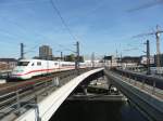 Eine ICE2-Doppeltraktion mit 402 008 an der Spitze fhrt am 31.10.13 in Berlin Hauptbahnhof ein.