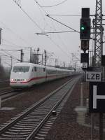 Freie Fahrt Richtung Mastenwald hieß es am 16.1.14 auf Gleis vier in Spandau. Davon unbeeindruckt fährt 401 066 auf dem Nebengleis ein.