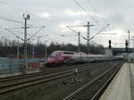 Thalys mit Triebkopf 4305 beim Halt in Dsseldorf Flughafen, 28.12.16