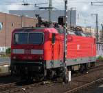 143 823 steht solo im Dsseldorfer Hauptbahnhof. 16.05.2009