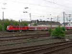 dusseldorf-hauptbahnhof/262565/111-129-stellt-eine-reihe-n-wagen 111 129 stellt eine Reihe n-Wagen als Verstrker bereit. 03.05.2012