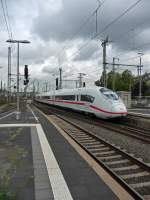 407 013 verlässt am Ende einer Doppeleinheit mit 407 002 den Düsseldorfer Hauptbahnhof.