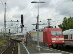 Für Eisenbahner mit Herz wirbt 101 037, während sie mit einem IC in den Düsseldorfer Hauptbahnhof einfährt. 25.9.15