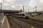 An der Spitze einer FLIRT3-Doppeltraktion verlässt 2429 004, einer der auch in den Niederlanden einsetzbaren Dreisystemtriebwagen, als RE19 nach Emmerich den Düsseldorfer Hauptbahnhof.