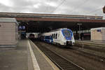 Ein ungewhnlicher Gast in Dsseldorf ist 9442 157 von National Express, der am 28.12.16 als Dienstfahrt vor dem Ausfahrsignal von Gleis 8 wartet.