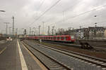 dusseldorf-hauptbahnhof/533670/423-258-und-ein-weiterer-423 423 258 und ein weiterer 423 erreichen auf dem Weg nach Bergisch Gladbach gerade Düsseldorf.