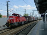 Die Arnstädter Übergabe in Erfurt: am 10.5.16 zieht 261 064 einige Güterwagen durch den Hauptbahnhof.