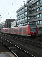 424 004 wartet am 7.1.14 als S4 nach Bennemühlen im Abstellgleis des Hannoveraner Hauptbahnhofes auf seine Abfahrt.