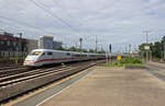 Von Hamburg kommend fährt 401 015 auf der Fahrt Richtung Süddeutschland in Hannover ein.