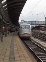Der reichlich dreckige 401 004 fährt am 31.07.14 als ICE 593 nach München in Ulm ein.
