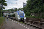 Auf dem Weg nach Krefeld war 9442 355 gemeinsam mit einem weiteren TALENT, als an der Bahnhofseinfahrt Wuppertal Hauptbahnhof zwei Fotografen auf die Garitur warteten.