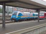 ALEX/358546/werbung-fuer-das-prag-spezial-macht-183 Werbung fr das Prag-Spezial macht 183 004, die hier gerade in den Mnchner Hauptbahnhof einfhrt.