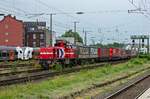 Nachdem mir die Lok im Laufe des Tages schon zweimal auf Leerfahrten begegnet ist, hatte DH715 (271 035) von RheinCargo am Nachmittag in Kln-West dann einen Zug am Haken.