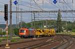 Mit einem Gleisbauzug fhrt 1216 901 von RTS durch den Bahnhof Praha-Liben.