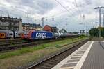 SBB Cargo/752433/mit-einem-zug-des-kombinierten-verkehrs Mit einem Zug des Kombinierten Verkehrs ist die Lokomotive 482 031 von SBB Cargo am 08.07.2021 in Kln-West auf dem Weg in Richtung Norden.