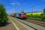 Mit einem Zug des Kombinierten Verkehrs ist 482 025 von SBB Cargo in Hilden auf dem Weg in Richtung Sden.