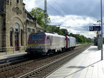 Akiem 37027 zieht sbbcargo-482 042 am 3.7.16 durch den Bahnhof Apolda.