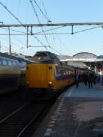 Eine Koplopertraktion, von der der vordere Zug nach Rotterdam Centraal fhrt, steht hier am 26.10.2011 in Utrecht CS.