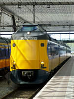 Eine Doppeltraktion ICM, die zwischen Rotterdam und Utrecht pendelt, steht hier am Bahnhof Rotterdam Centraal bereit. 27.4.19