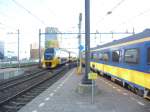 VIRM/261744/ein-virm-triebwagen-fhrt-in-den-bahnhof Ein VIRM-Triebwagen fhrt in den Bahnhof Utrecht ein.