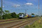CD Cargo ist eines der wenigen Unternehmen, die im Sommer 2023 bereits TRAXX 3 MS Lokomotiven einsetzten. 388 010 hat die Zukunft im Fokus (wie die Werbebeklebung an den Seiten verkndet), ist in der Gegenwart aber zunchst mit Kesselwagen in Saarmun ...