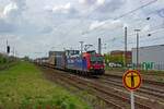 Ein  Alpzhmer  der schweizerischen SBB Cargo mit der Nummer 482 013 befrderte am 14.04.22 einen Zug des Kombinierten Verkehrs in Hilden in Richtung Sden.