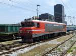ljubljana/280954/die-von-alsthom-gebaute-363-032-faehrt Die von Alsthom gebaute 363-032 fhrt in Lubljana am 3.7.13 an ihren Zug heran.