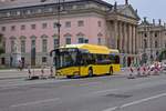 Neben Mercedes-Benz hat auch der polnische Hersteller Solaris eine Vorserie von 15 E-Bussen nach Berlin geliefert. Wagen 1802 gehrt zu dieser Serie und rollt hier durch das Berliner Stadtzentrum.
