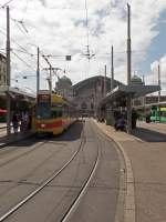 be-48/359453/eine-blt-traktion-in-richtung-stlouis-mit Eine BLT-Traktion in Richtung St.Louis mit Wagen 218 vorne steht am 04.8.14 vor dem Bahnhof SBB in Basel.