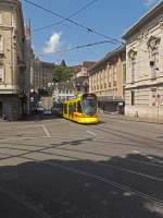 Neben den grünen Trams der Basler Verkehrsbetriebe (BVB) ist auch das gelb der Baselland Transport (BLT) in den Straßen Basels allgegenwärtig.