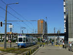 be-46-tram-2000-6/690616/tramlinie-4-tw-2095-vorne-an Tramlinie 4 (TW 2095 vorne) an der Haltestelle Toni-Areal im Quartier Escher Wyss. Im Hintergrund erkennt man das Hardturm-Viadukt.